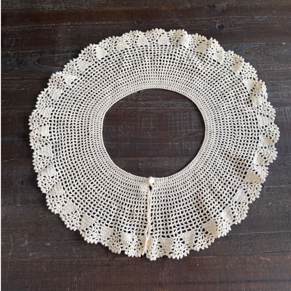 Vintage Handmade Crochet Lace Detachable Collar Ivory Scalloped Edge Button Back